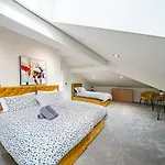 Luxurious 4-bedroom Penthouse: 15 Mins To Centre, Secure Parking 2*