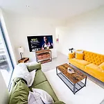 Luxurious 4-bedroom Penthouse: 15 Mins To Centre, Secure Parking Pensión