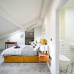Pensión Luxurious 4-bedroom Penthouse: 15 Mins To Centre, Secure Parking 2*