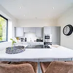 Pensión Luxurious 4-bedroom Penthouse: 15 Mins To Centre, Secure Parking
