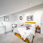 Luxurious 4-bedroom Penthouse: 15 Mins To Centre, Secure Parking Leeds (West Yorkshire)