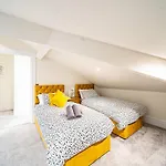 Luxurious 4-bedroom Penthouse: 15 Mins To Centre, Secure Parking 2* Leeds (West Yorkshire)