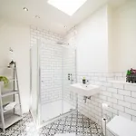 Luxurious 4-bedroom Penthouse: 15 Mins To Centre, Secure Parking Pensión Leeds (West Yorkshire)