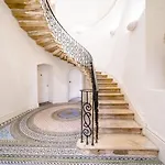 Luxurious 4-bedroom Penthouse: 15 Mins To Centre, Secure Parking Pensión
