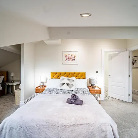 Luxurious 4-bedroom Penthouse: 15 Mins To Centre, Secure Parking Gasthof