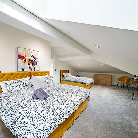 Luxurious 4-bedroom Penthouse: 15 Mins To Centre, Secure Parking 2*