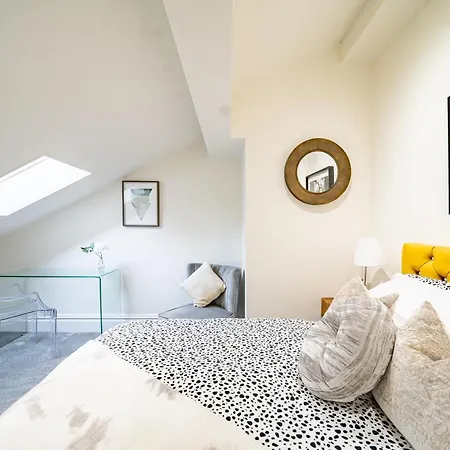 Luxurious 4-bedroom Penthouse: 15 Mins To Centre, Secure Parking Casa de hóspedes 2*