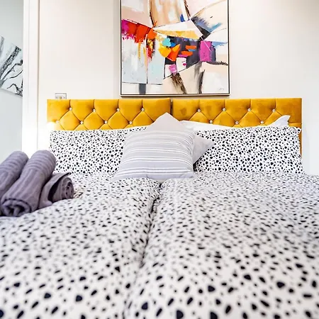بيت ضيافة Luxurious 4-bedroom Penthouse: 15 Mins To Centre, Secure Parking ليدز