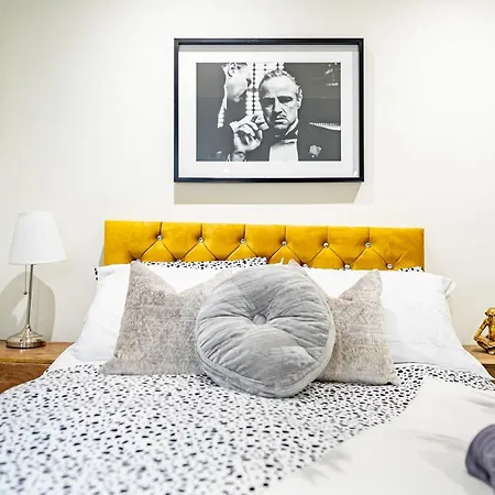 Guest house Luxurious 4-bedroom Penthouse: 15 Mins To Centre, Secure Parking Leeds (West Yorkshire)