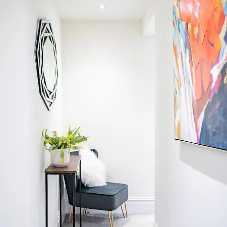 Luxurious 4-bedroom Penthouse: 15 Mins To Centre, Secure Parking Guest house 2*