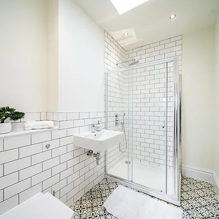 Luxurious 4-bedroom Penthouse: 15 Mins To Centre, Secure Parking