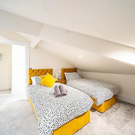 Luxurious 4-bedroom Penthouse: 15 Mins To Centre, Secure Parking 2* ليدز