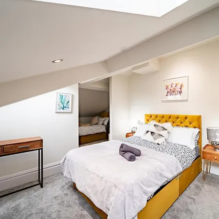 Guest house Luxurious 4-bedroom Penthouse: 15 Mins To Centre, Secure Parking Leeds (West Yorkshire)