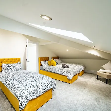 Guest house Luxurious 4-bedroom Penthouse: 15 Mins To Centre, Secure Parking Leeds (West Yorkshire)