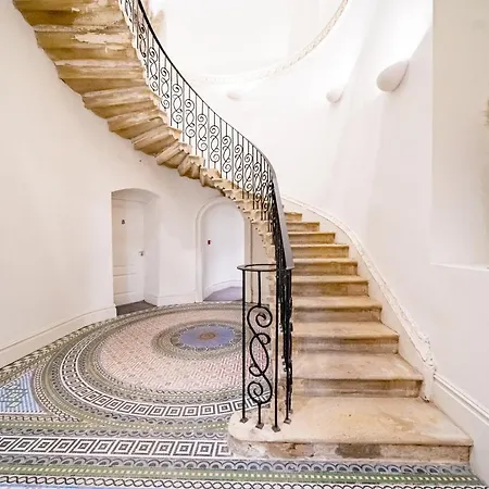 Luxurious 4-bedroom Penthouse: 15 Mins To Centre, Secure Parking بيت ضيافة