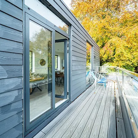 Luxurious 4-bedroom Penthouse: 15 Mins To Centre, Secure Parking 2*