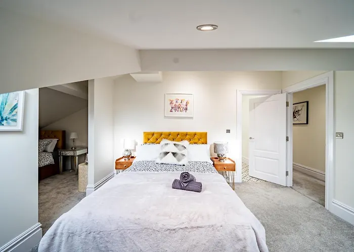 Luxurious 4-bedroom Penthouse: 15 Mins To Centre, Secure Parking Gasthof