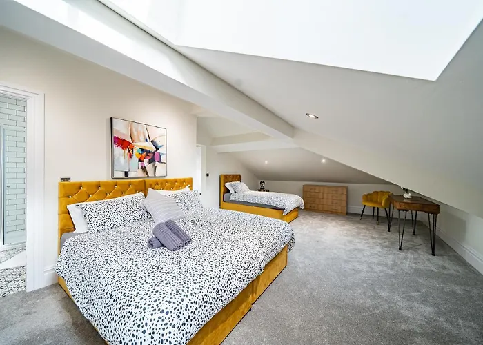 Luxurious 4-bedroom Penthouse: 15 Mins To Centre, Secure Parking 2*