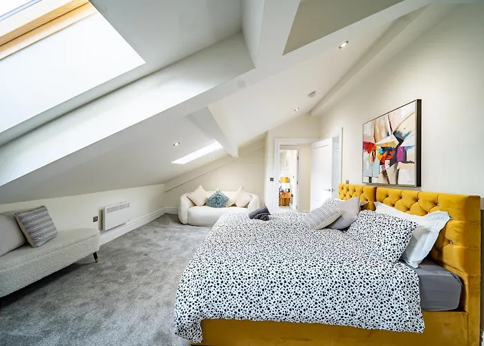 Gasthof Luxurious 4-bedroom Penthouse: 15 Mins To Centre, Secure Parking Leeds (West Yorkshire)