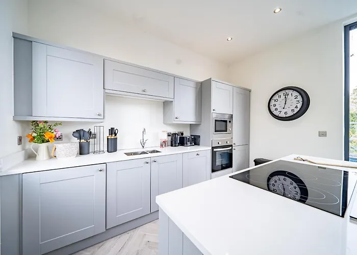 Gasthof Luxurious 4-bedroom Penthouse: 15 Mins To Centre, Secure Parking Leeds (West Yorkshire)