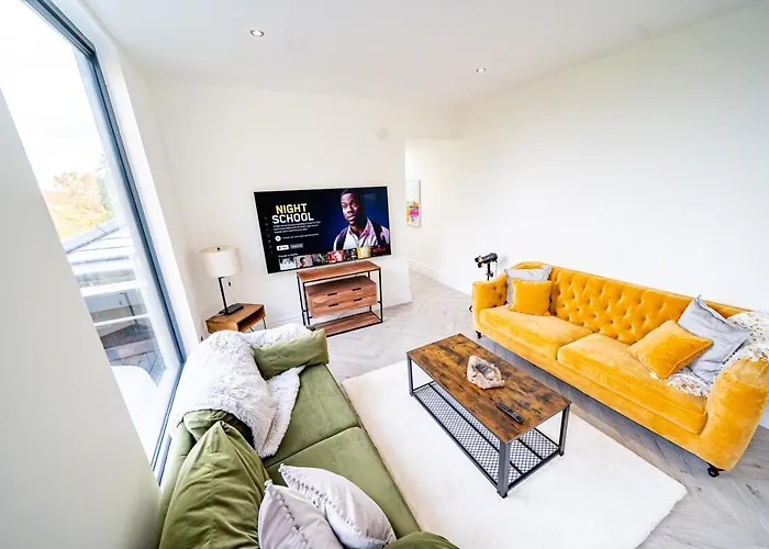 Luxurious 4-bedroom Penthouse: 15 Mins To Centre, Secure Parking بيت ضيافة