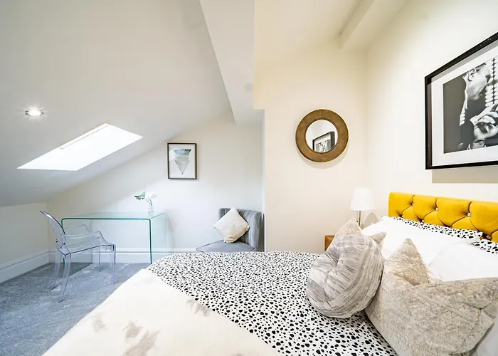 Luxurious 4-bedroom Penthouse: 15 Mins To Centre, Secure Parking Gasthof 2*