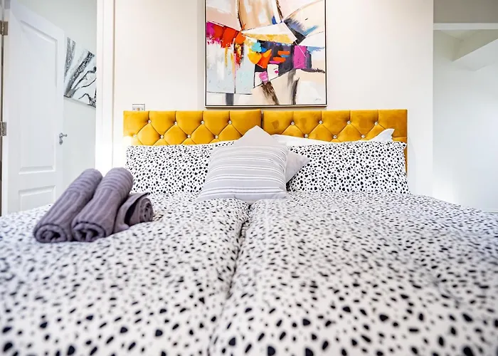 بيت ضيافة Luxurious 4-bedroom Penthouse: 15 Mins To Centre, Secure Parking ليدز