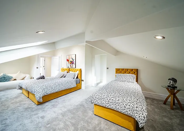 Luxurious 4-bedroom Penthouse: 15 Mins To Centre, Secure Parking Guest house Leeds (West Yorkshire)