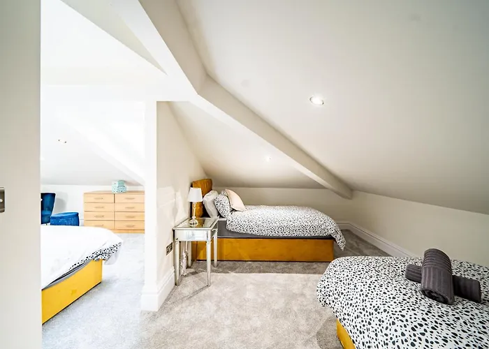 Guest house Luxurious 4-bedroom Penthouse: 15 Mins To Centre, Secure Parking 2*