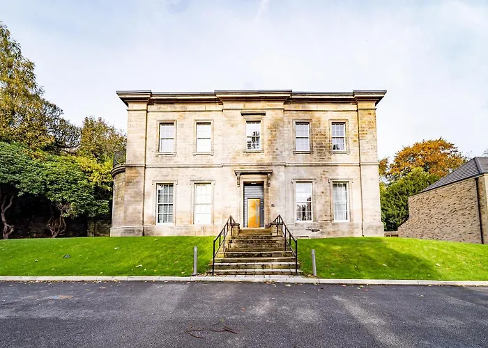 Guest house Luxurious 4-bedroom Penthouse: 15 Mins To Centre, Secure Parking Leeds (West Yorkshire)