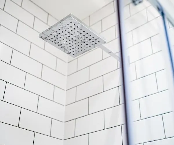 Luxurious 4-bedroom Penthouse: 15 Mins To Centre, Secure Parking 2*