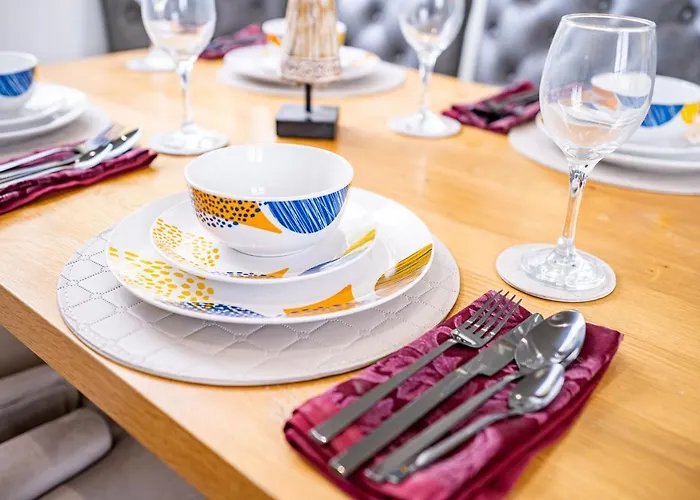 Guest house Luxurious 4-bedroom Penthouse: 15 Mins To Centre, Secure Parking