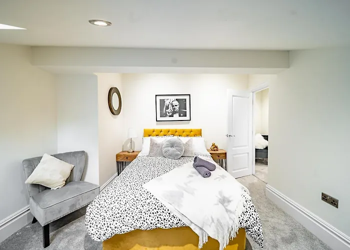 Luxurious 4-bedroom Penthouse: 15 Mins To Centre, Secure Parking Guest house