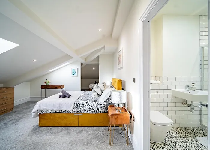 Gasthof Luxurious 4-bedroom Penthouse: 15 Mins To Centre, Secure Parking 2*