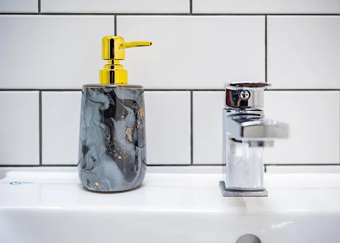 Gasthof Luxurious 4-bedroom Penthouse: 15 Mins To Centre, Secure Parking Leeds (West Yorkshire)