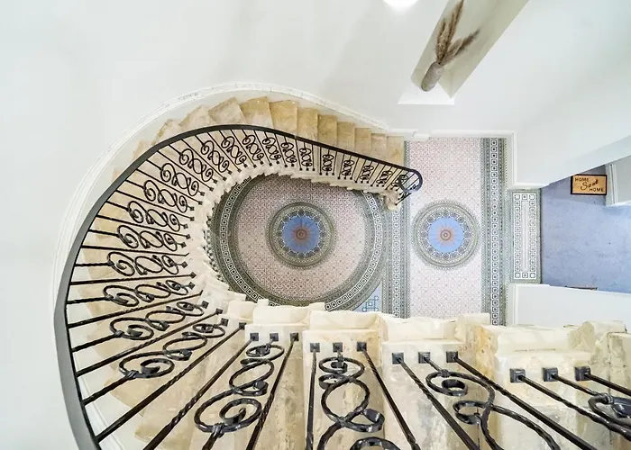 Luxurious 4-bedroom Penthouse: 15 Mins To Centre, Secure Parking Guest house 2*