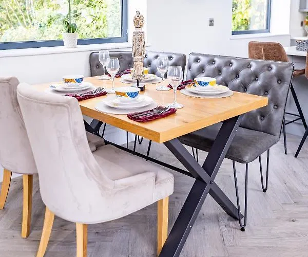 Luxurious 4-bedroom Penthouse: 15 Mins To Centre, Secure Parking بيت ضيافة ليدز