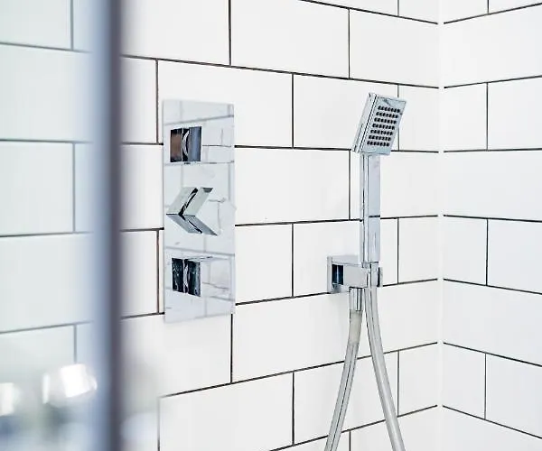 Luxurious 4-bedroom Penthouse: 15 Mins To Centre, Secure Parking 2*