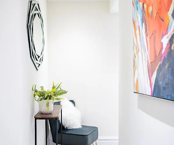 Luxurious 4-bedroom Penthouse: 15 Mins To Centre, Secure Parking Gasthof 2*