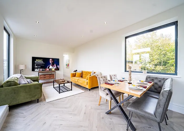 Guest house Luxurious 4-bedroom Penthouse: 15 Mins To Centre, Secure Parking 2*