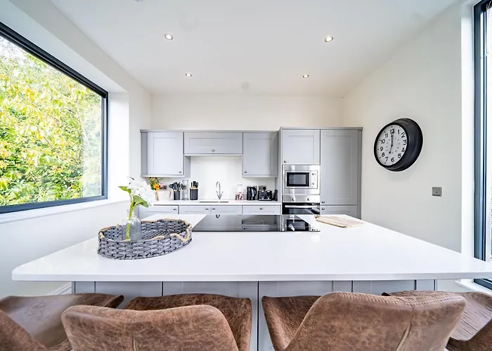 Gasthof Luxurious 4-bedroom Penthouse: 15 Mins To Centre, Secure Parking