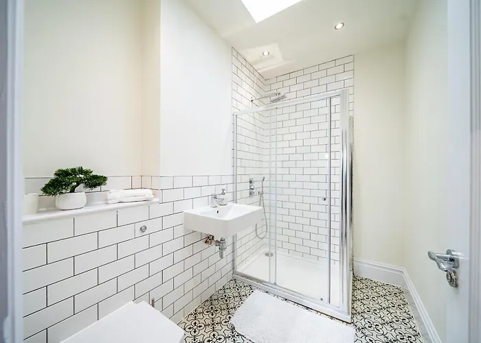 Luxurious 4-bedroom Penthouse: 15 Mins To Centre, Secure Parking