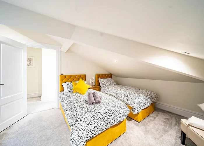 Luxurious 4-bedroom Penthouse: 15 Mins To Centre, Secure Parking 2* ليدز