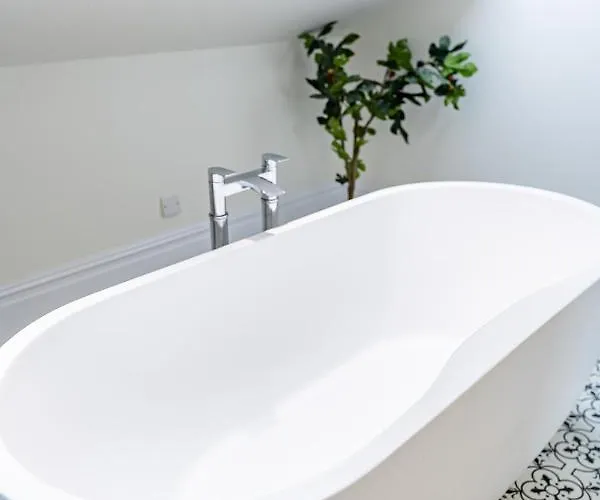 Guest house Luxurious 4-bedroom Penthouse: 15 Mins To Centre, Secure Parking Leeds (West Yorkshire)