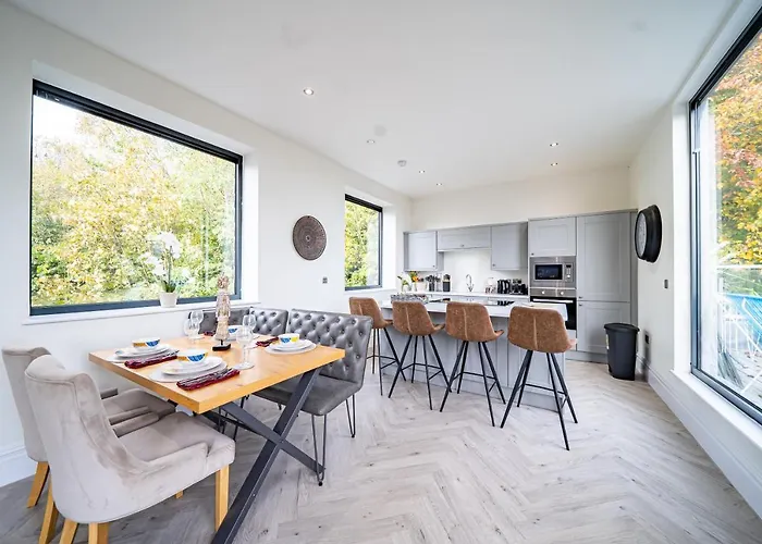 Luxurious 4-bedroom Penthouse: 15 Mins To Centre, Secure Parking Gasthof Leeds (West Yorkshire)