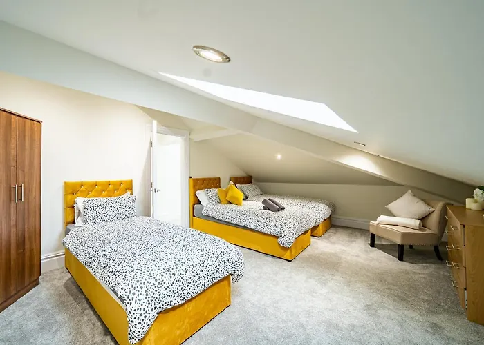بيت ضيافة Luxurious 4-bedroom Penthouse: 15 Mins To Centre, Secure Parking ليدز