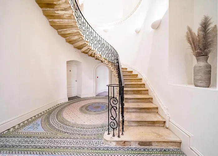 Luxurious 4-bedroom Penthouse: 15 Mins To Centre, Secure Parking Guest house