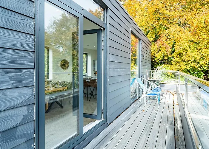 Luxurious 4-bedroom Penthouse: 15 Mins To Centre, Secure Parking 2*