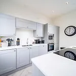 Affittacamere Luxurious 4-bedroom Penthouse: 15 Mins To Centre, Secure Parking Leeds (West Yorkshire)