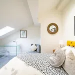 Luxurious 4-bedroom Penthouse: 15 Mins To Centre, Secure Parking Affittacamere 2*